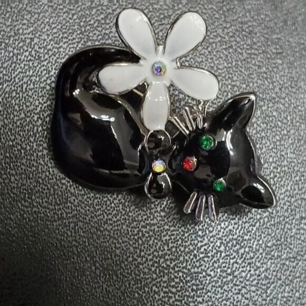 Black enamel kitty cat brooch